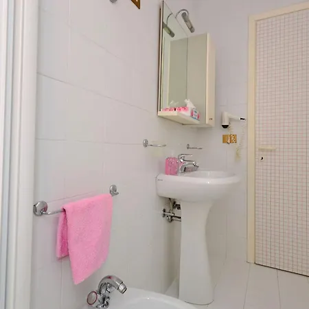 Spacious Flat For Groups With Balcony Apartment